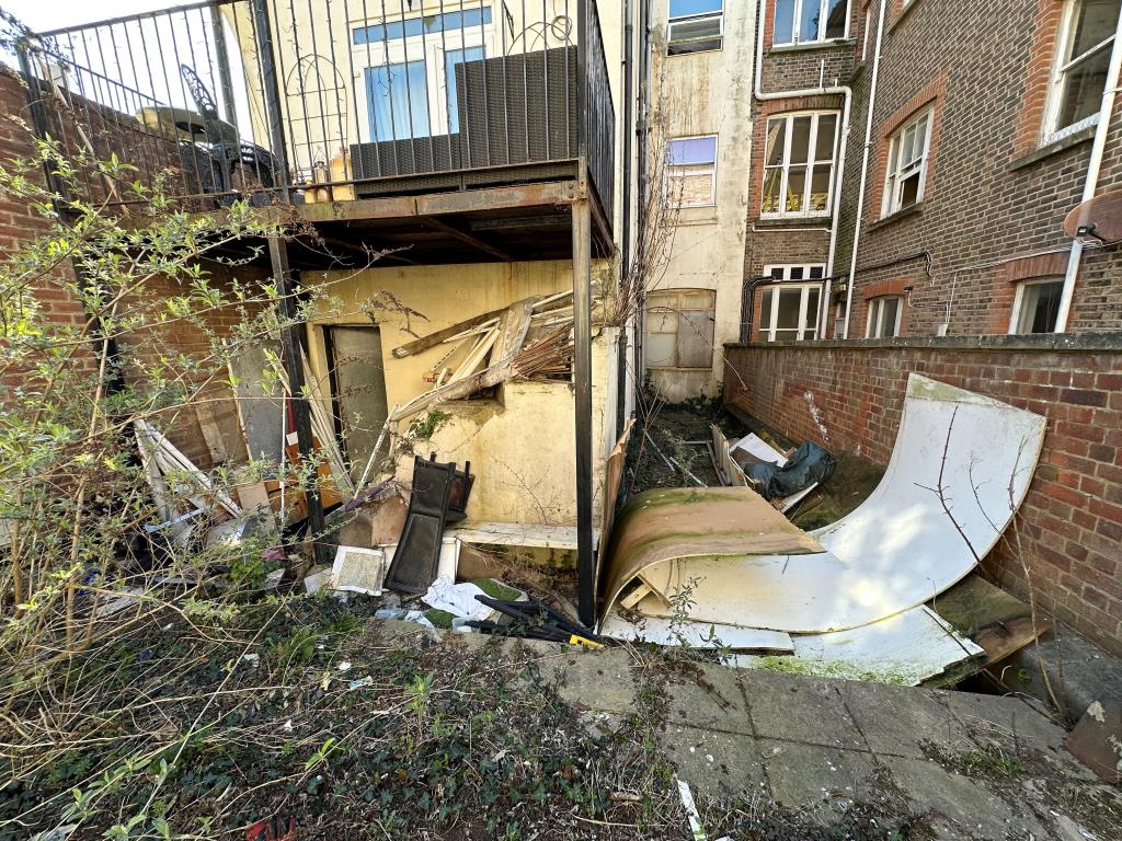 Lot: 26 - COMMERCIAL UNIT FOR INVESTMENT - Outside area of the property which is located at the back